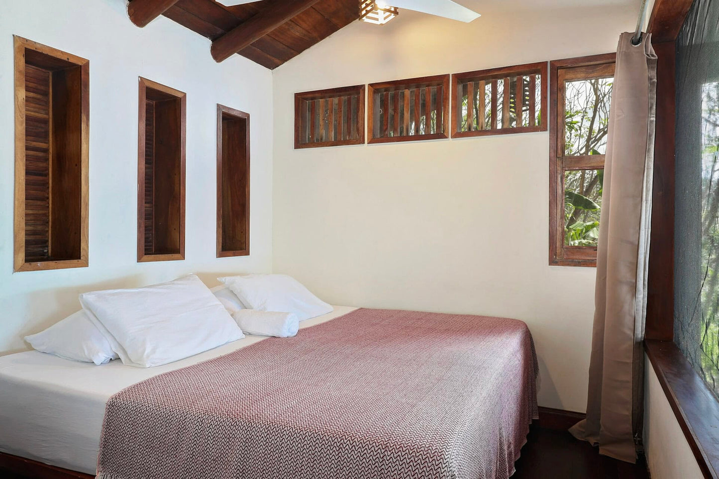Villa Cortez – 2 Bedroom Beachfront Cottage with Shared Rooms