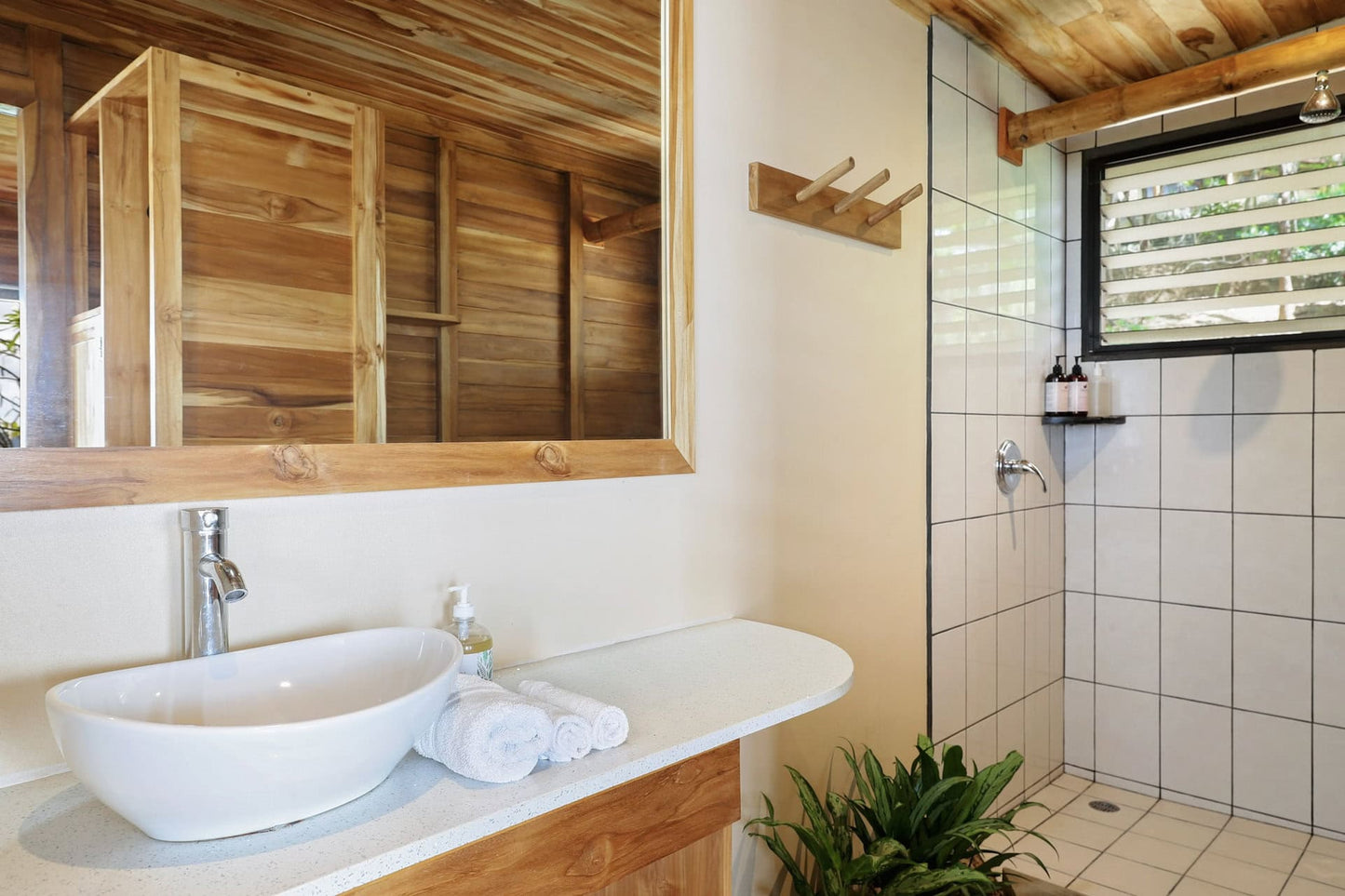 La Delfin – Private Cliffside Ocean View Cabin