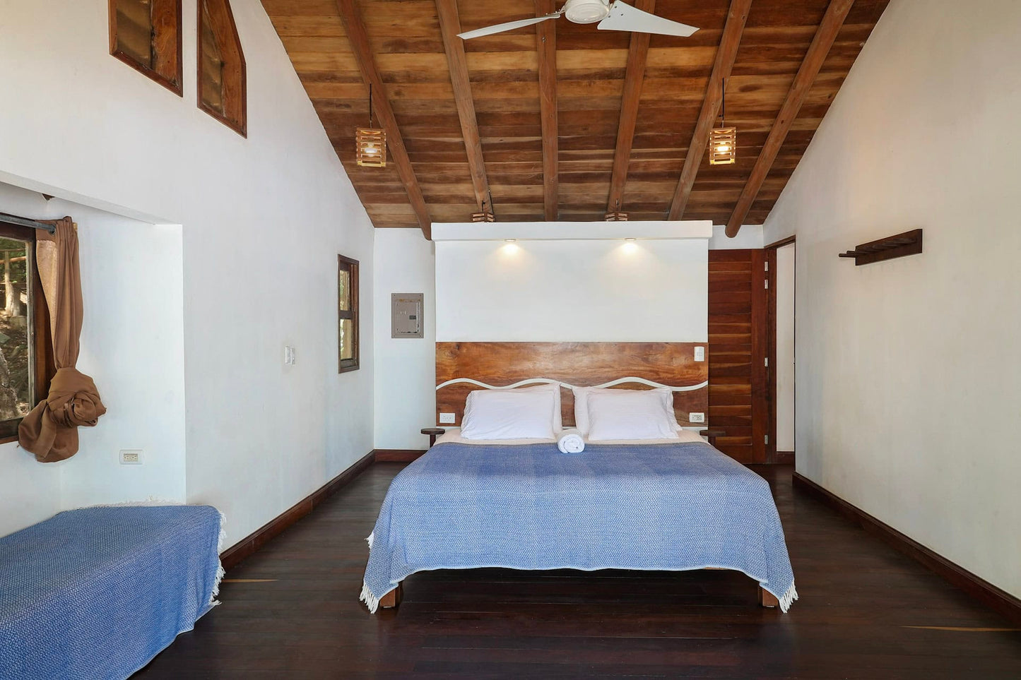 Villa Cortez – 2 Bedroom Beachfront Cottage with Shared Rooms