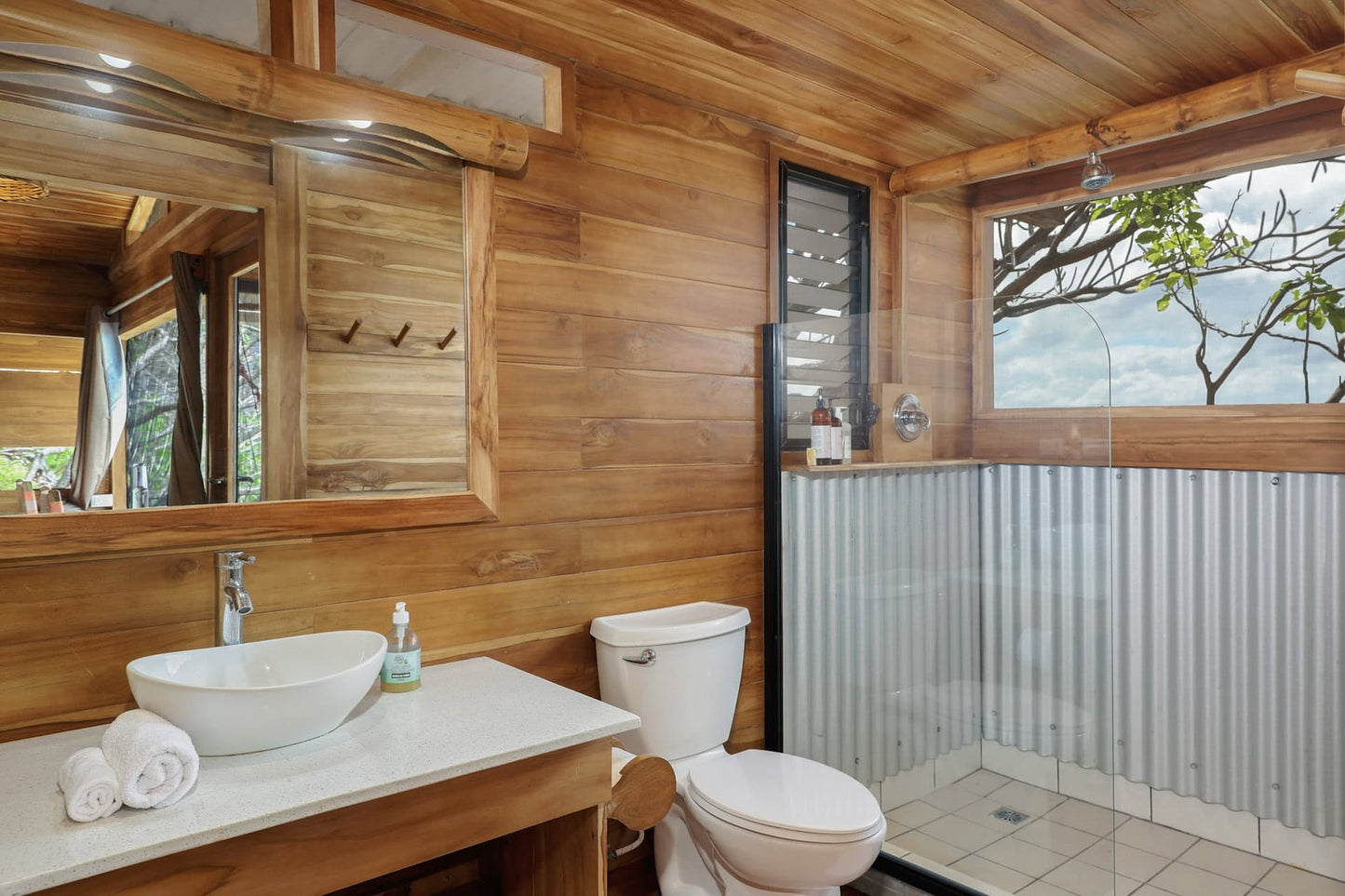 La Ballena – Shared Cliffside Cabin for 2 with Ocean Views