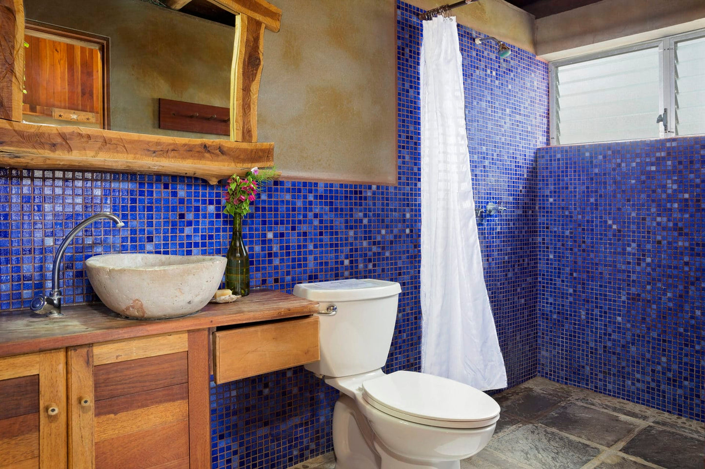 Casita – 3 private rooms with shared bathrooms in one large cabin