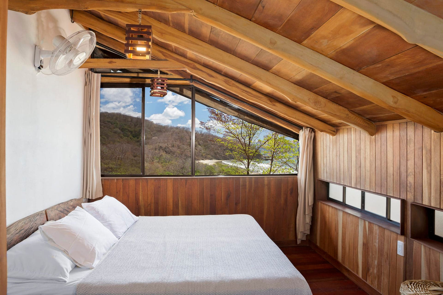 Casita – 3 private rooms with shared bathrooms in one large cabin