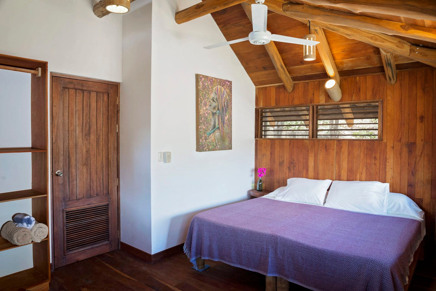 Casita – 3 private rooms with shared bathrooms in one large cabin