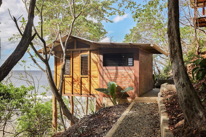 La Delfin – Private Cliffside Ocean View Cabin